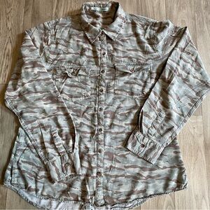 Maurice’s Camouflage Botton Down Long Sleeve Top L Camo